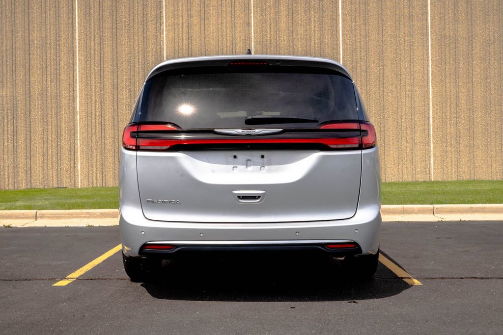 Used 2023 Chrysler Pacifica Touring-L FWD image 8