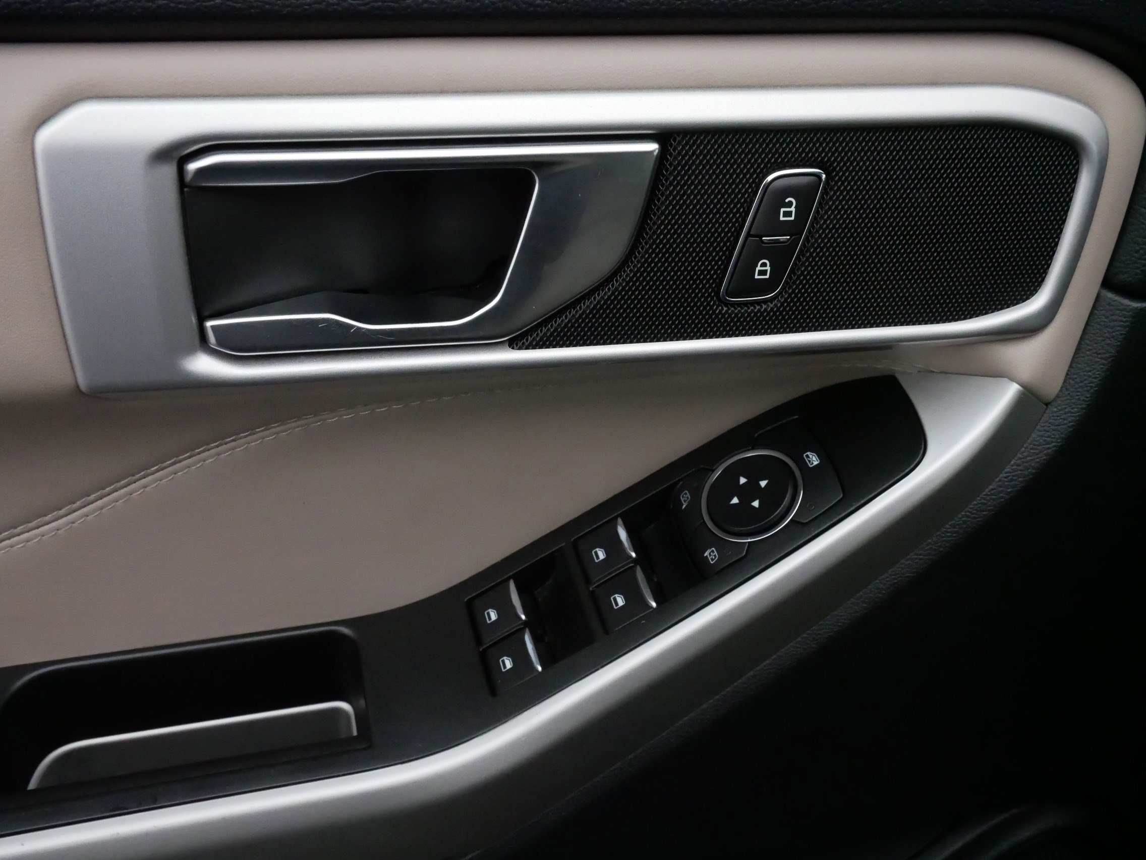 Used 2022 Ford Explorer XLT image 19