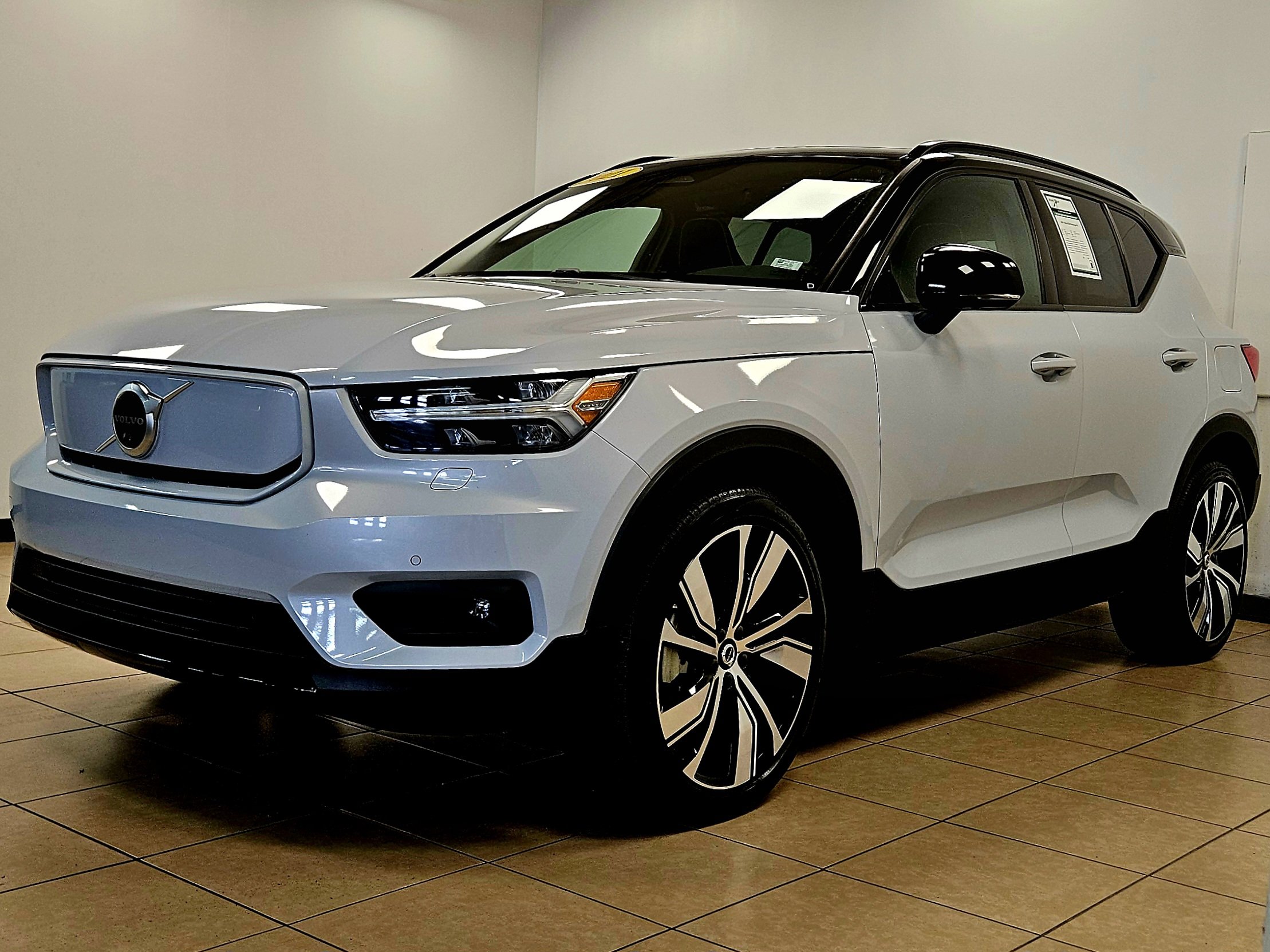 Used 2021 Volvo XC40 P8 Recharge image 2