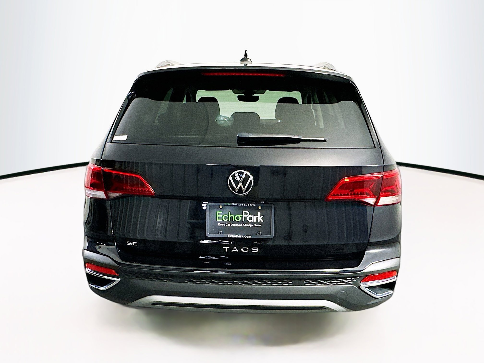 Used 2023 Volkswagen Taos SE w/ Panoramic Sunroof Package FWD image 7