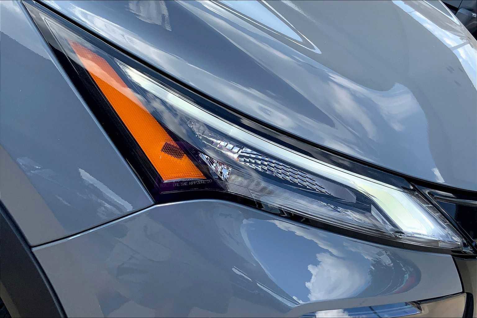 Certified 2025 Nissan Rogue SV image 25