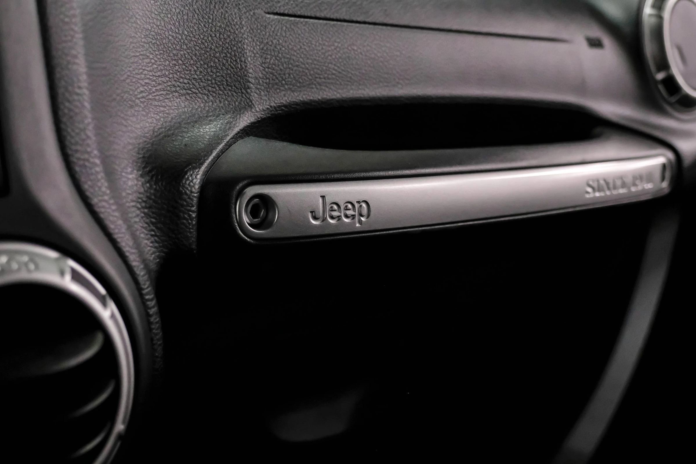 Used 2018 Jeep Wrangler Sahara w/ Connectivity Group AWD/4WD image 19