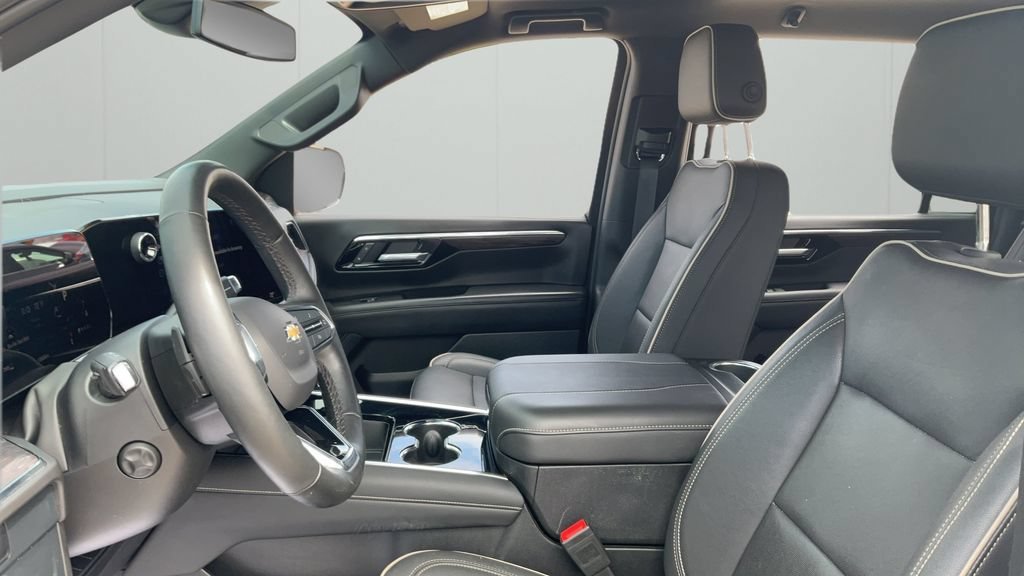 Used 2025 Chevrolet Suburban Premier AWD/4WD image 32