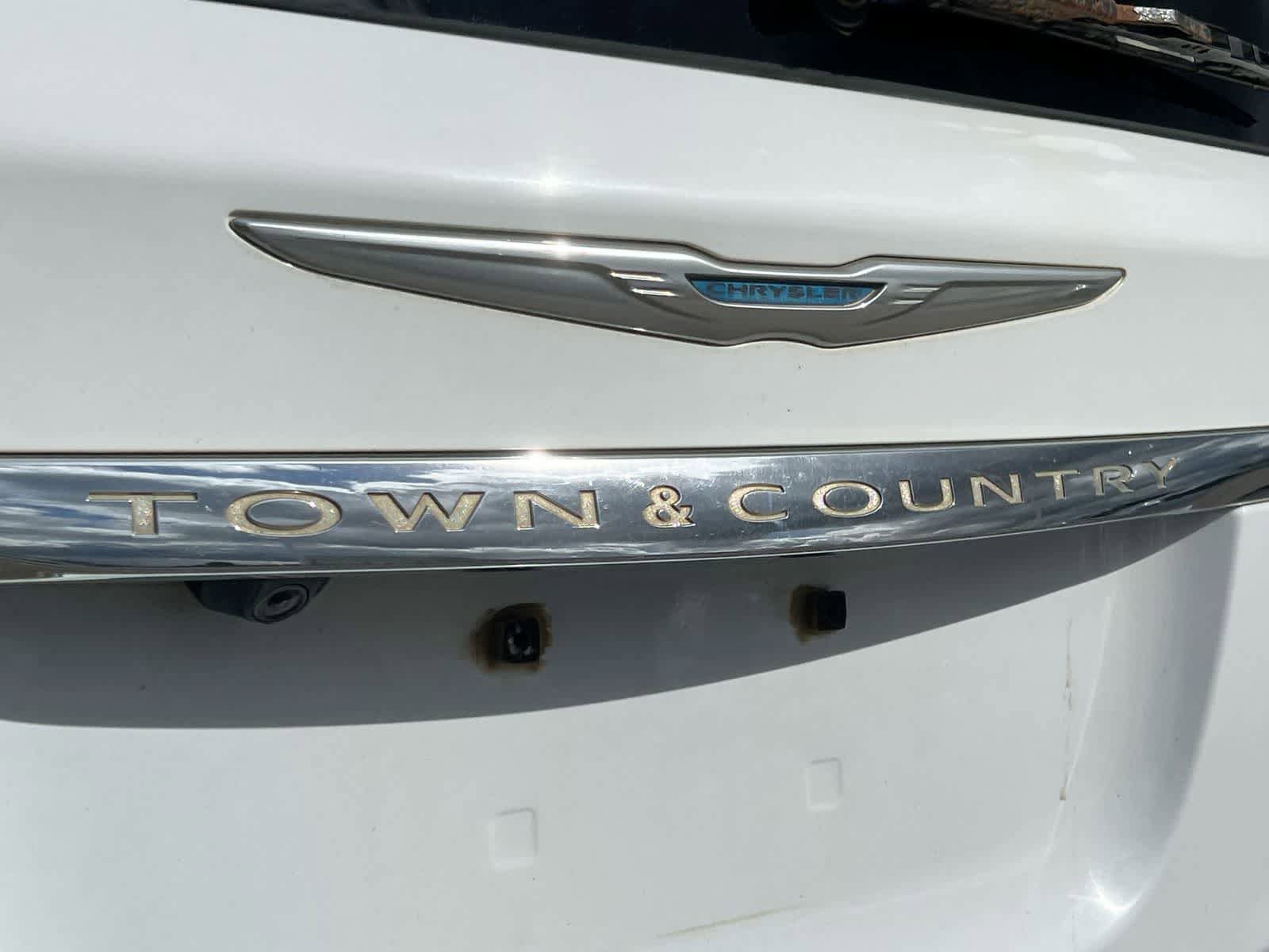 Used 2015 Chrysler Town & Country Touring-L w/ Driver Convenience Group FWD image 12