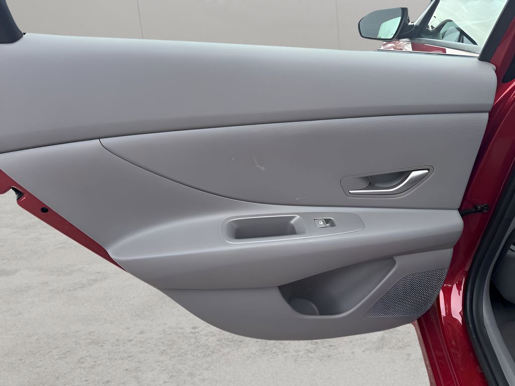 Used 2025 Hyundai Elantra SE image 24