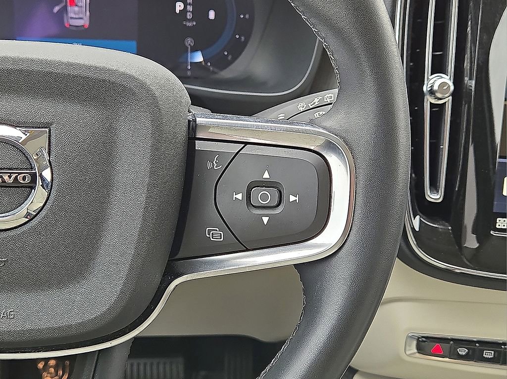 Used 2024 Volvo XC40 B5 Plus AWD/4WD image 19
