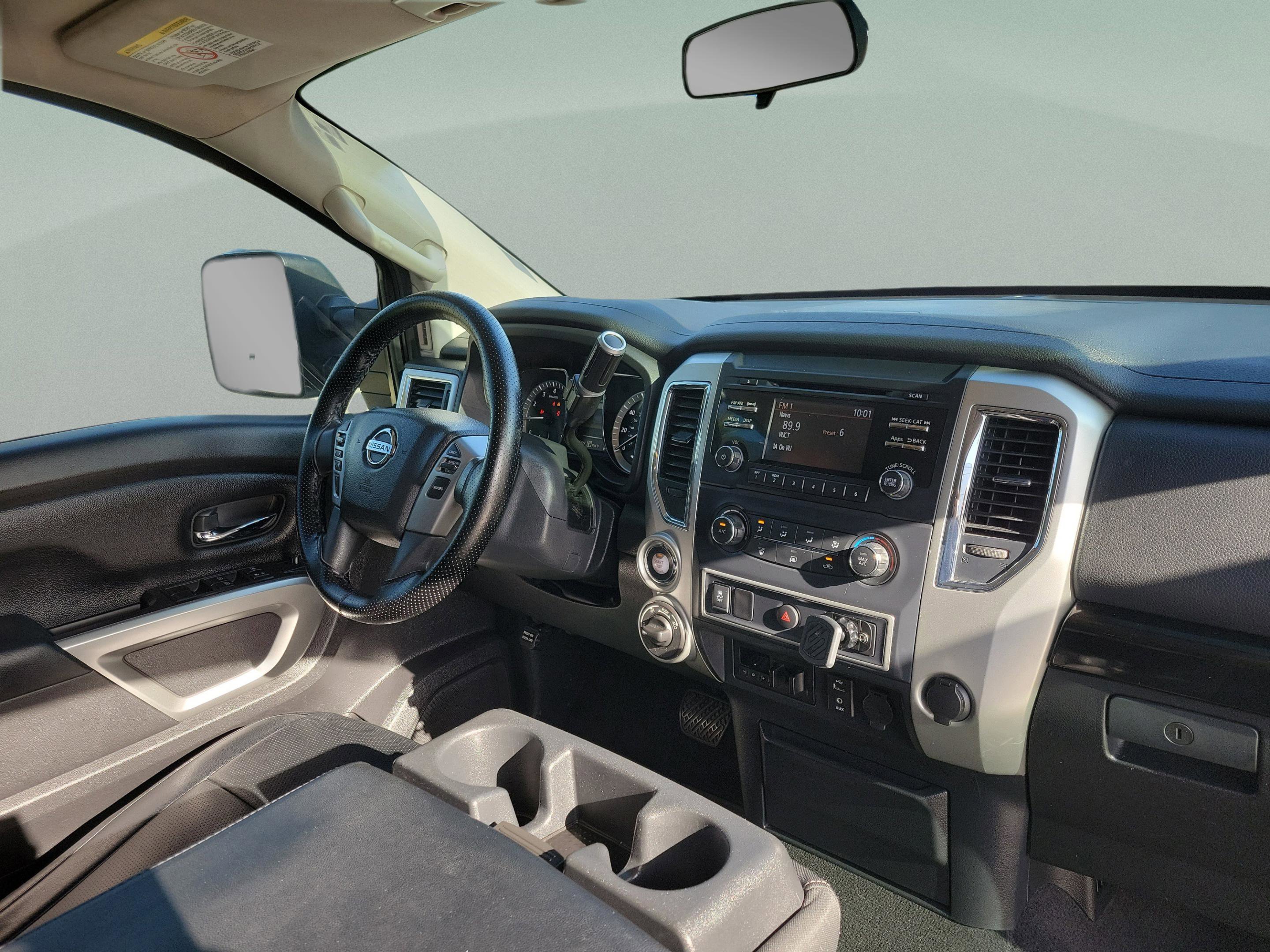 Used 2017 Nissan Titan SV image 8