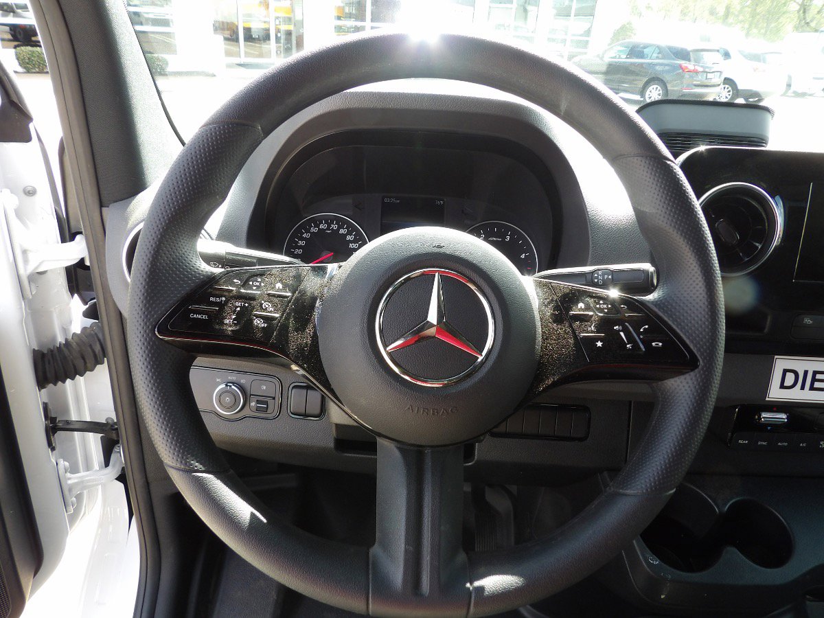 Used 2025 Mercedes-Benz Sprinter 2500 image 11