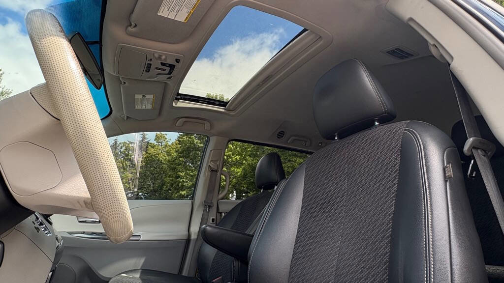 Used 2011 Toyota Sienna SE image 9