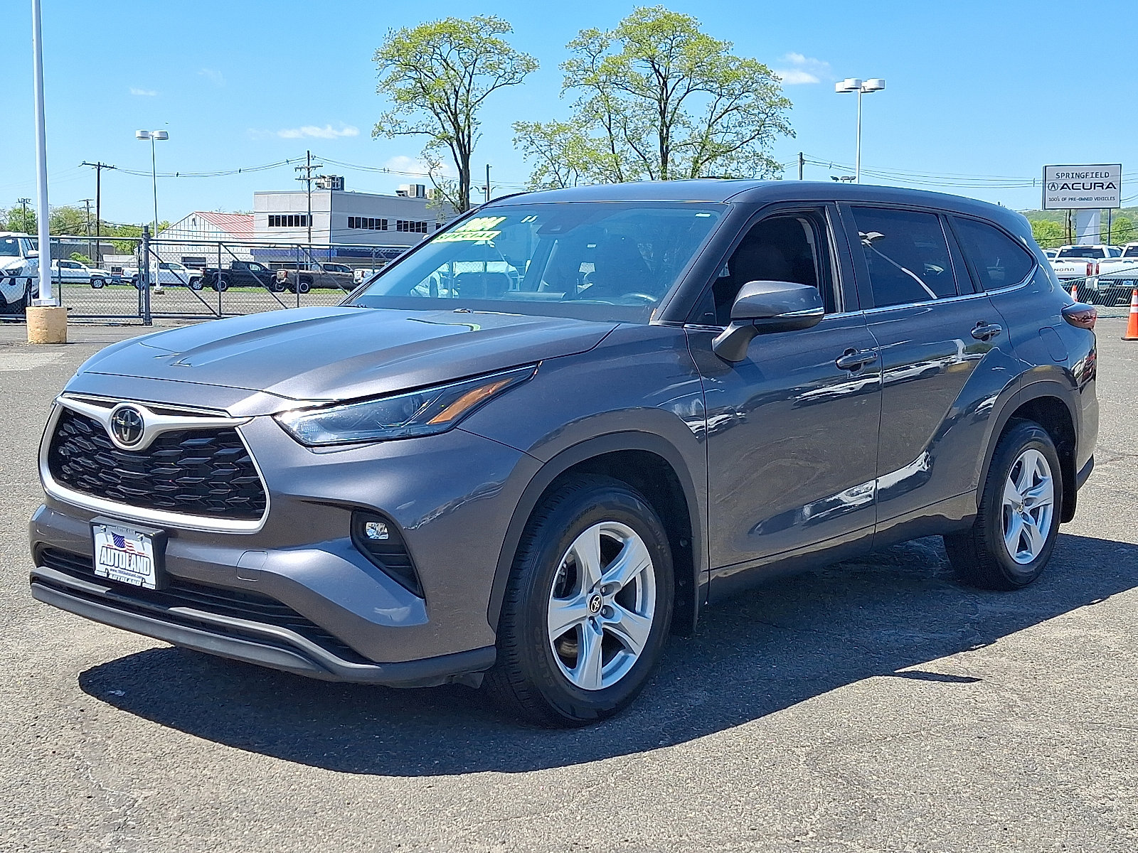 Used 2024 Toyota Highlander LE AWD/4WD image 3