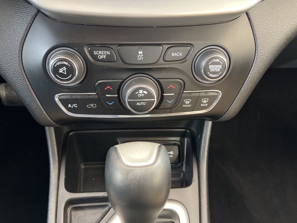 Used 2017 Jeep Cherokee Limited image 41