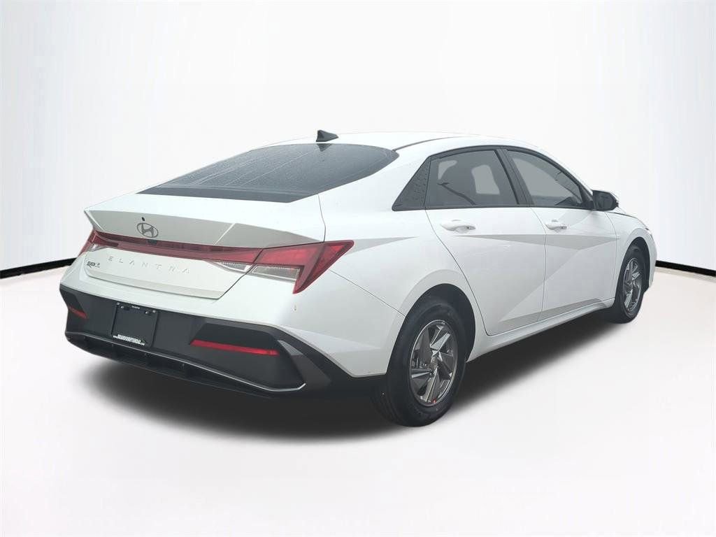 New 2026 Hyundai Elantra SE image 5