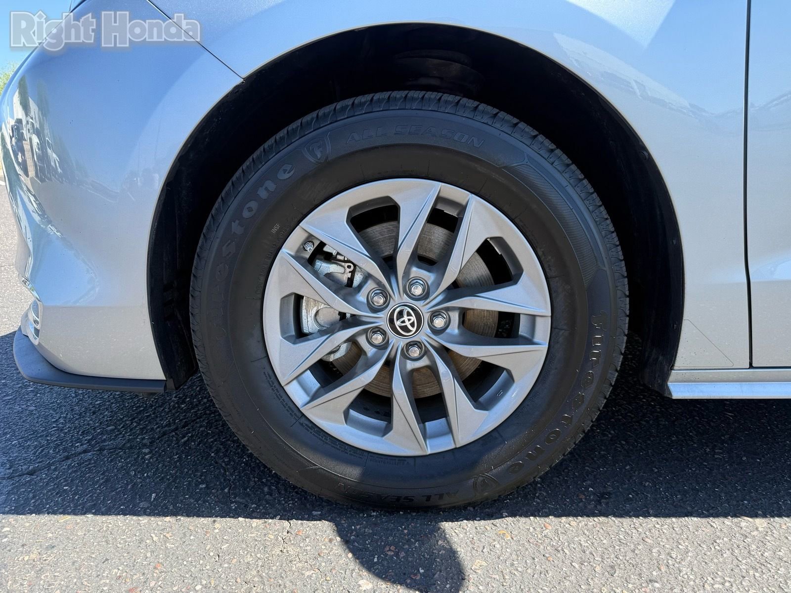 Used 2024 Toyota Sienna XLE FWD image 11