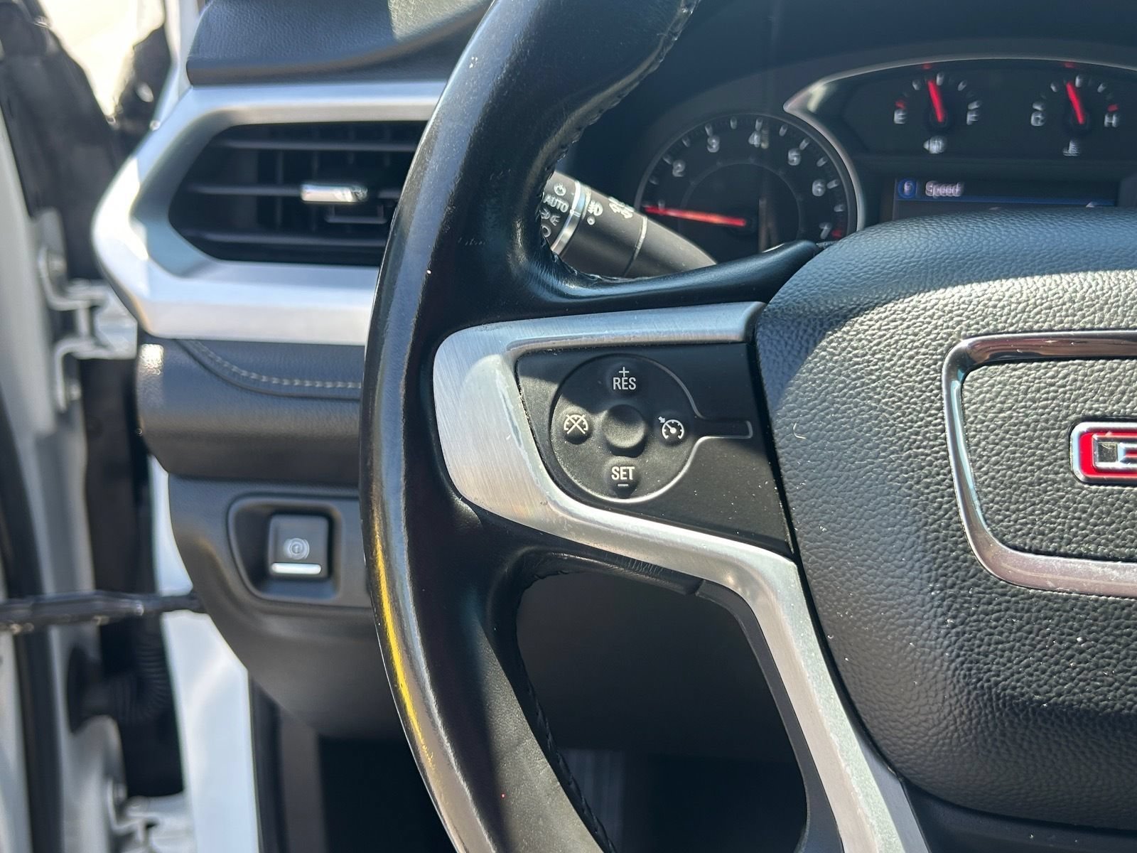 Used 2020 GMC Acadia SLT FWD image 30