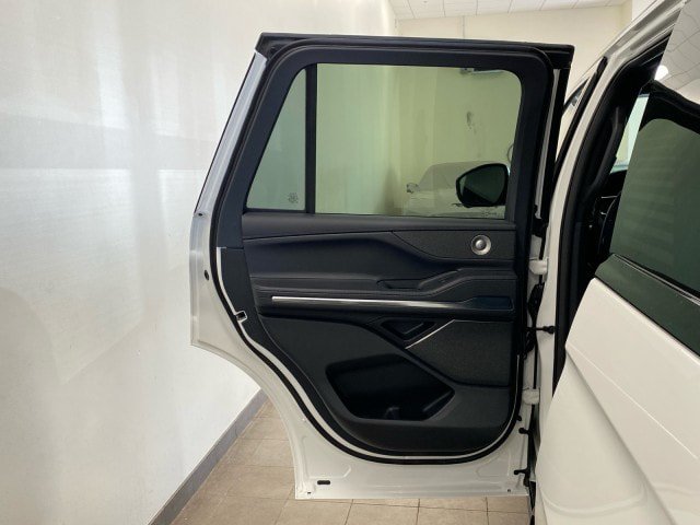 New 2026 Lincoln Navigator Reserve w/ Jet Appearance Package AWD/4WD image 13