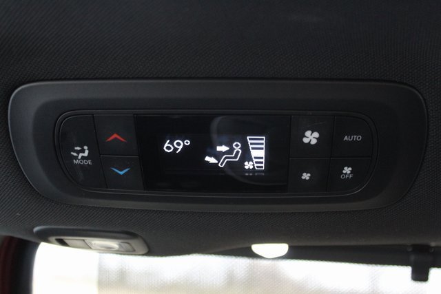 Used 2025 Chrysler Pacifica Limited image 34