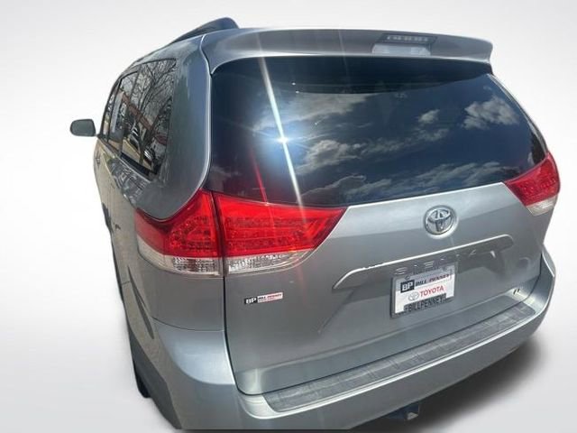Used 2014 Toyota Sienna LE image 3