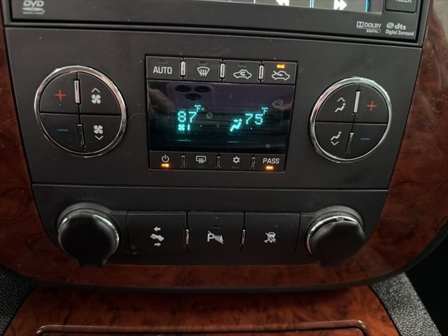 Used 2011 Chevrolet Avalanche LTZ image 22