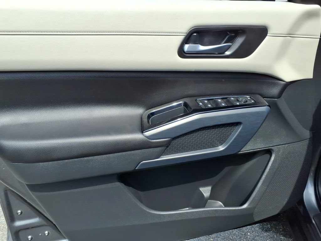 Used 2025 Nissan Pathfinder SL FWD image 16