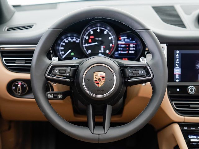 Certified 2025 Porsche Macan image 12