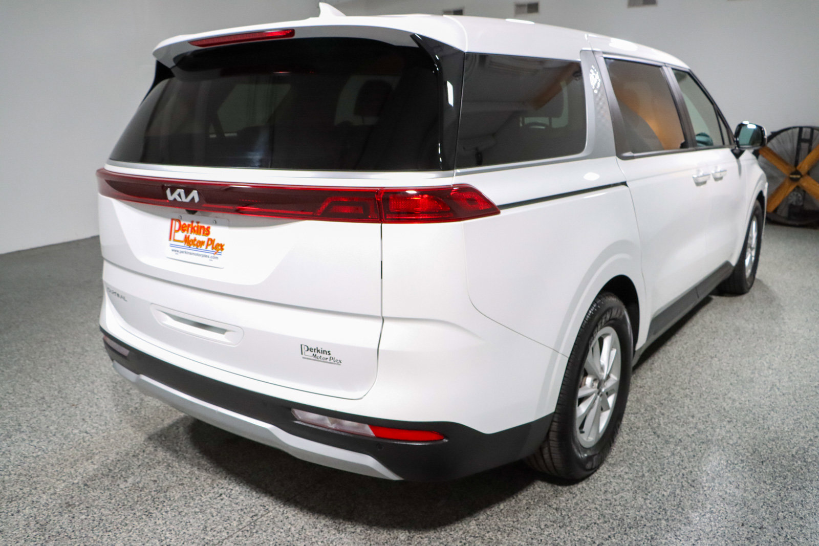 Used 2024 Kia Carnival LX FWD image 7