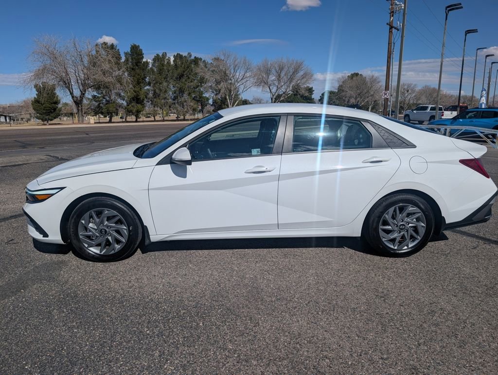 Used 2025 Hyundai Elantra Hybrid image 2