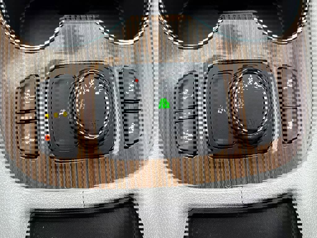 Used 2022 GMC Acadia SLE w/ Driver Convenience Package image 17