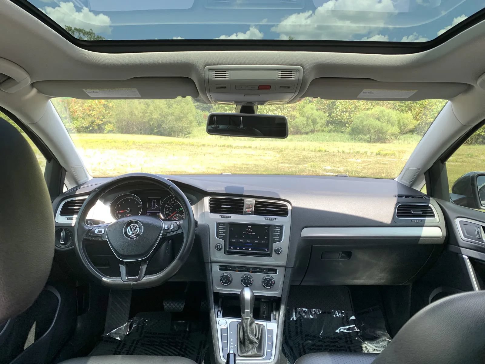 Used 2017 Volkswagen Golf 4-Door FWD image 15