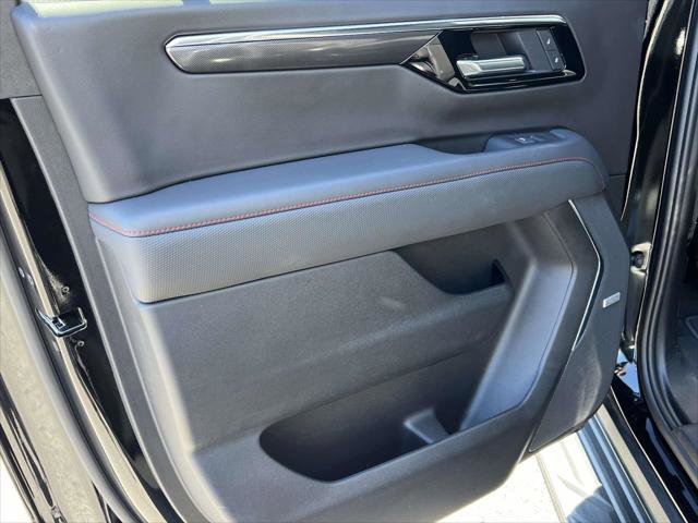 Used 2025 Chevrolet Suburban RST w/ Comfort Package AWD/4WD image 14