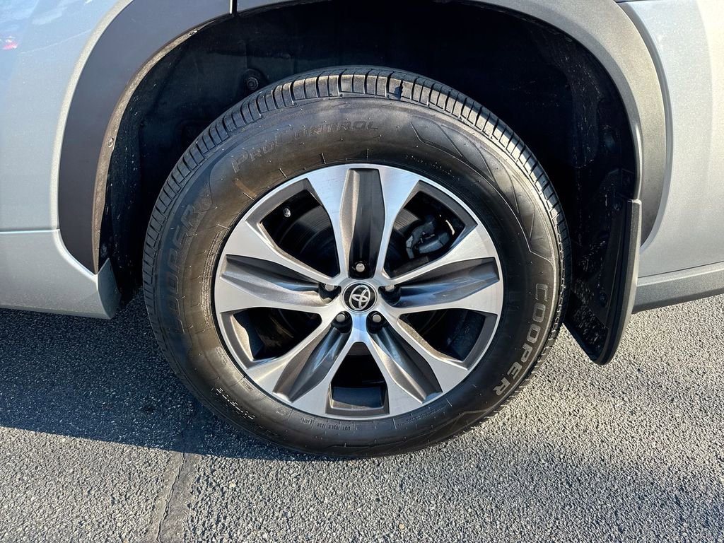Used 2020 Toyota Highlander XLE image 28