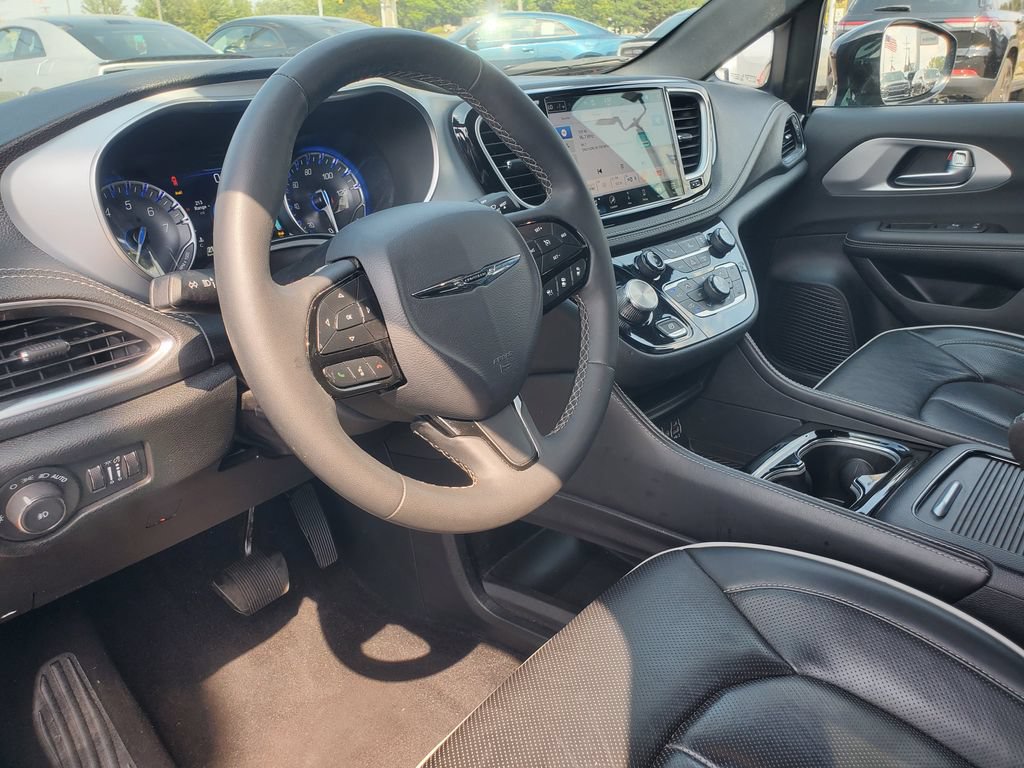 Used 2025 Chrysler Pacifica Limited FWD image 8