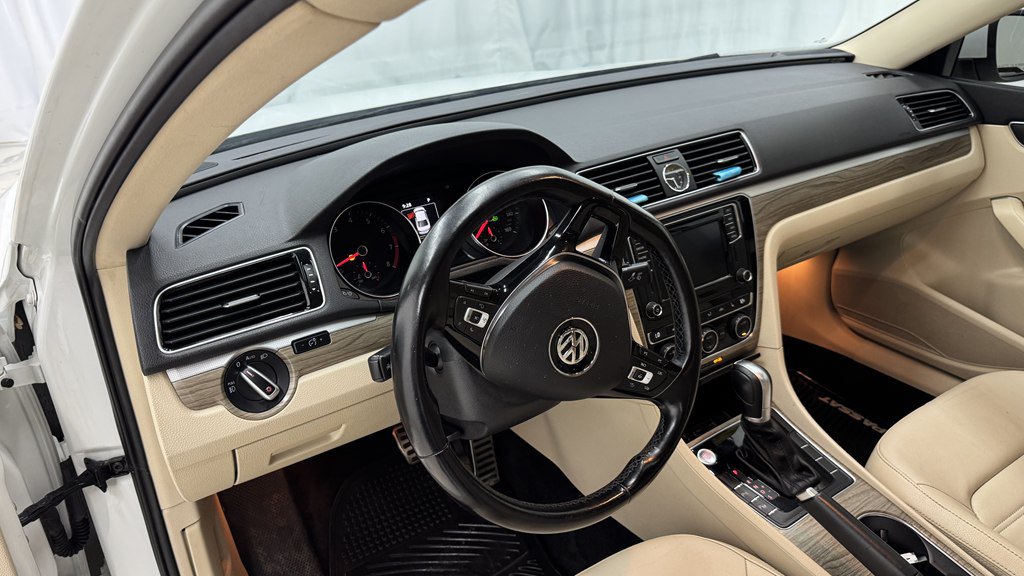 Used 2017 Volkswagen Passat 1.8T SEL Premium FWD image 15