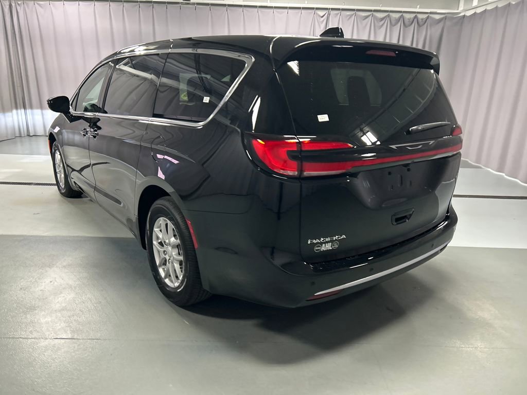 New 2027 Chrysler Pacifica Select FWD image 5