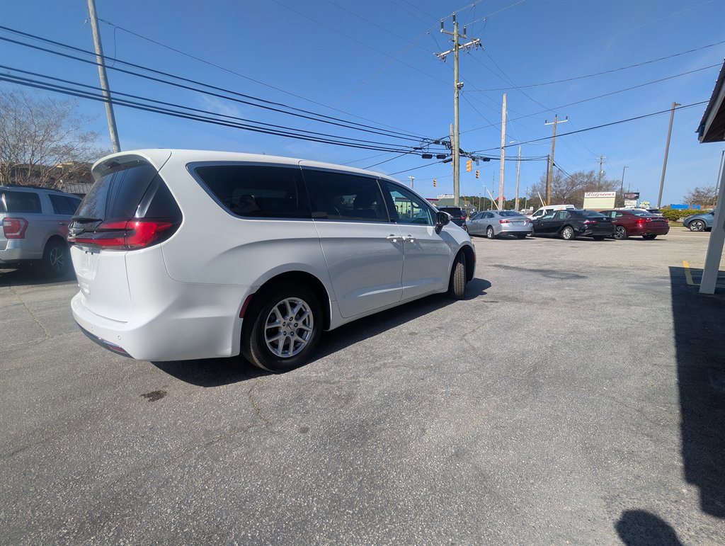 Used 2023 Chrysler Pacifica Touring-L image 5