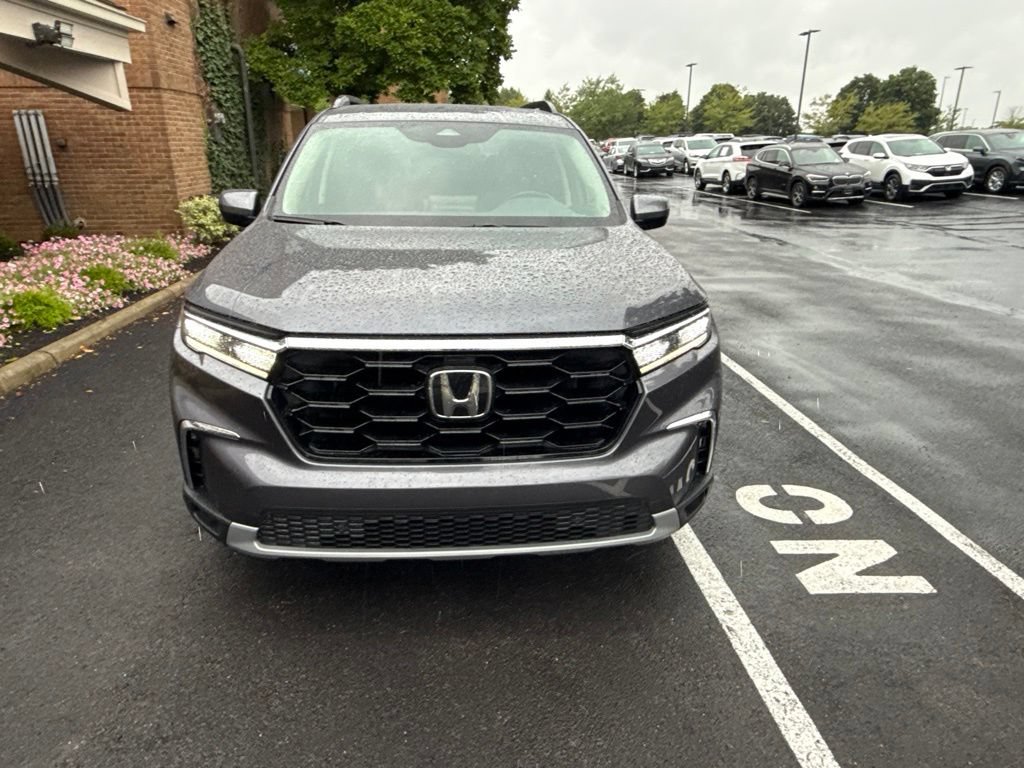 Used 2023 Honda Pilot Touring image 3