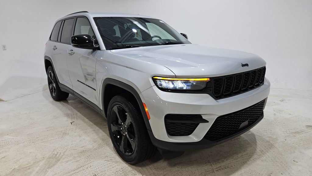 Used 2023 Jeep Grand Cherokee Altitude image 3