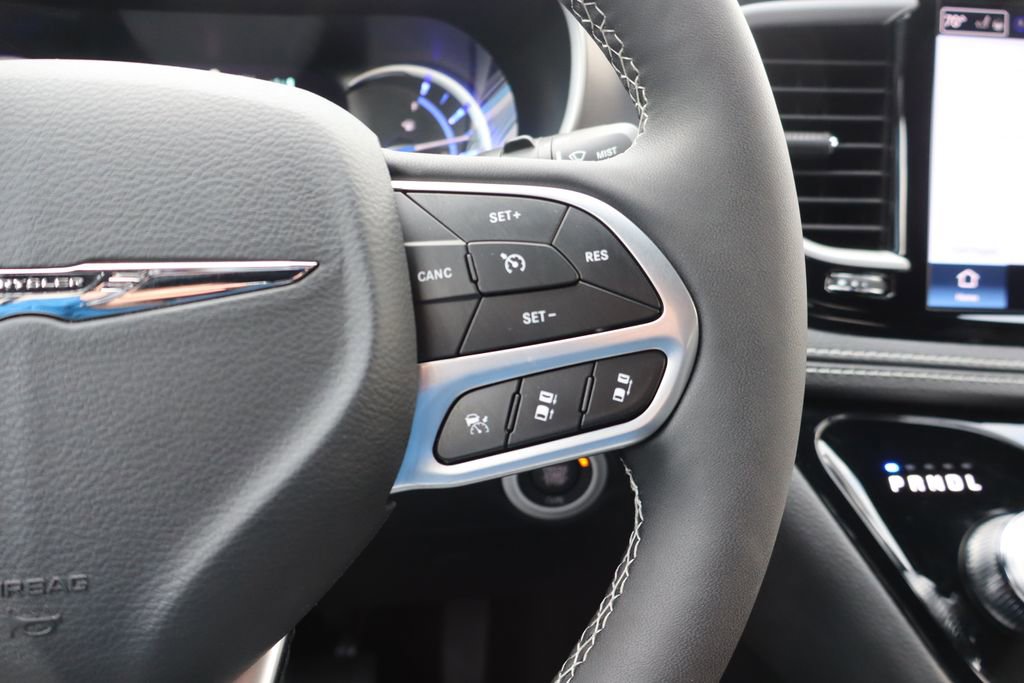 Used 2025 Chrysler Pacifica Select image 9
