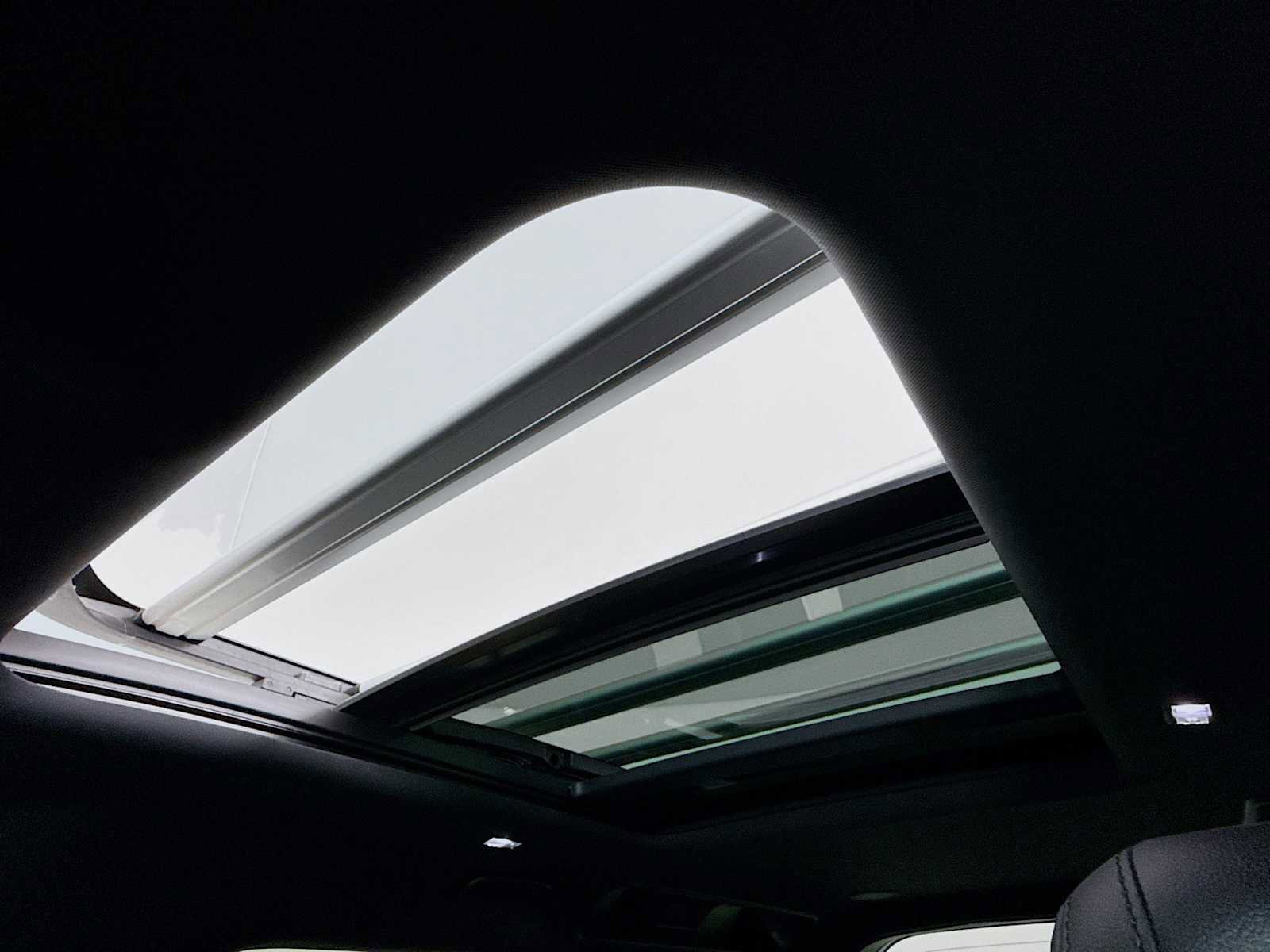 Used 2023 Land Rover Defender 110 X-Dynamic SE image 21