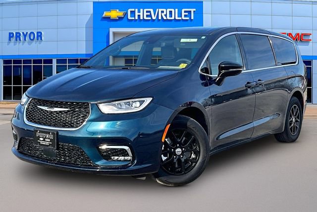 Used 2025 Chrysler Pacifica Select image 3