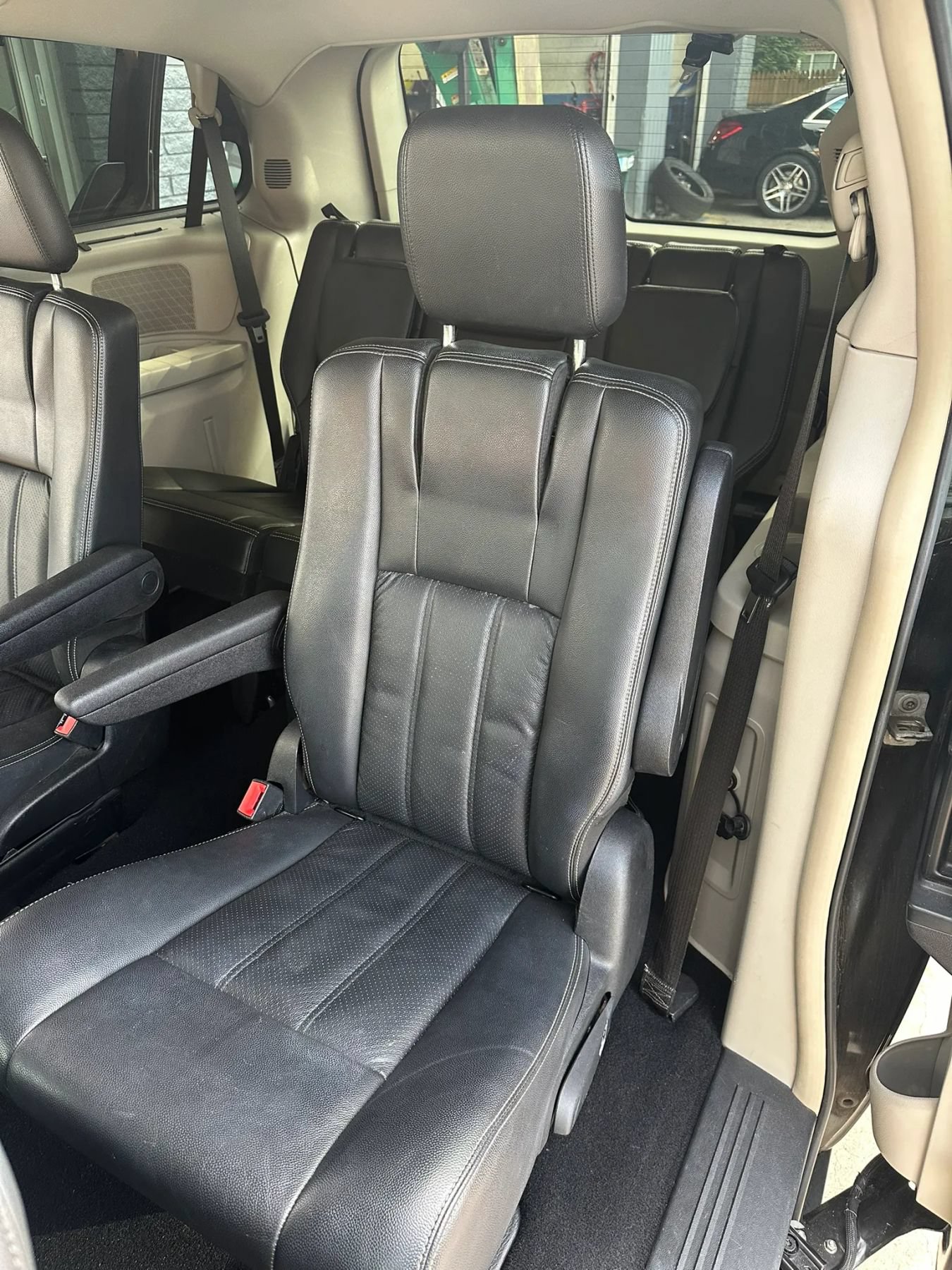 Used 2011 Chrysler Town & Country Touring-L w/ Driver Convenience Group FWD image 14