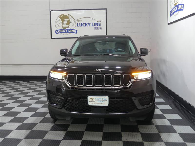 Used 2023 Jeep Grand Cherokee Laredo w/ Luxury Tech Group I AWD/4WD image 2