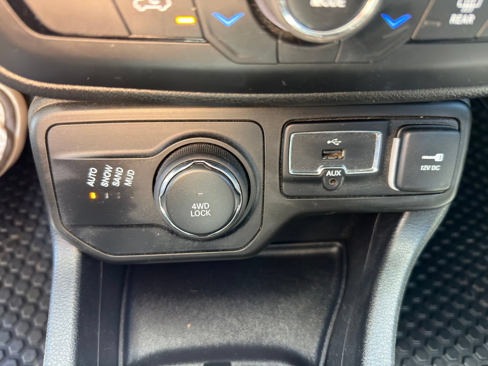 Used 2018 Jeep Renegade Latitude w/ Cold Weather Group AWD/4WD image 21