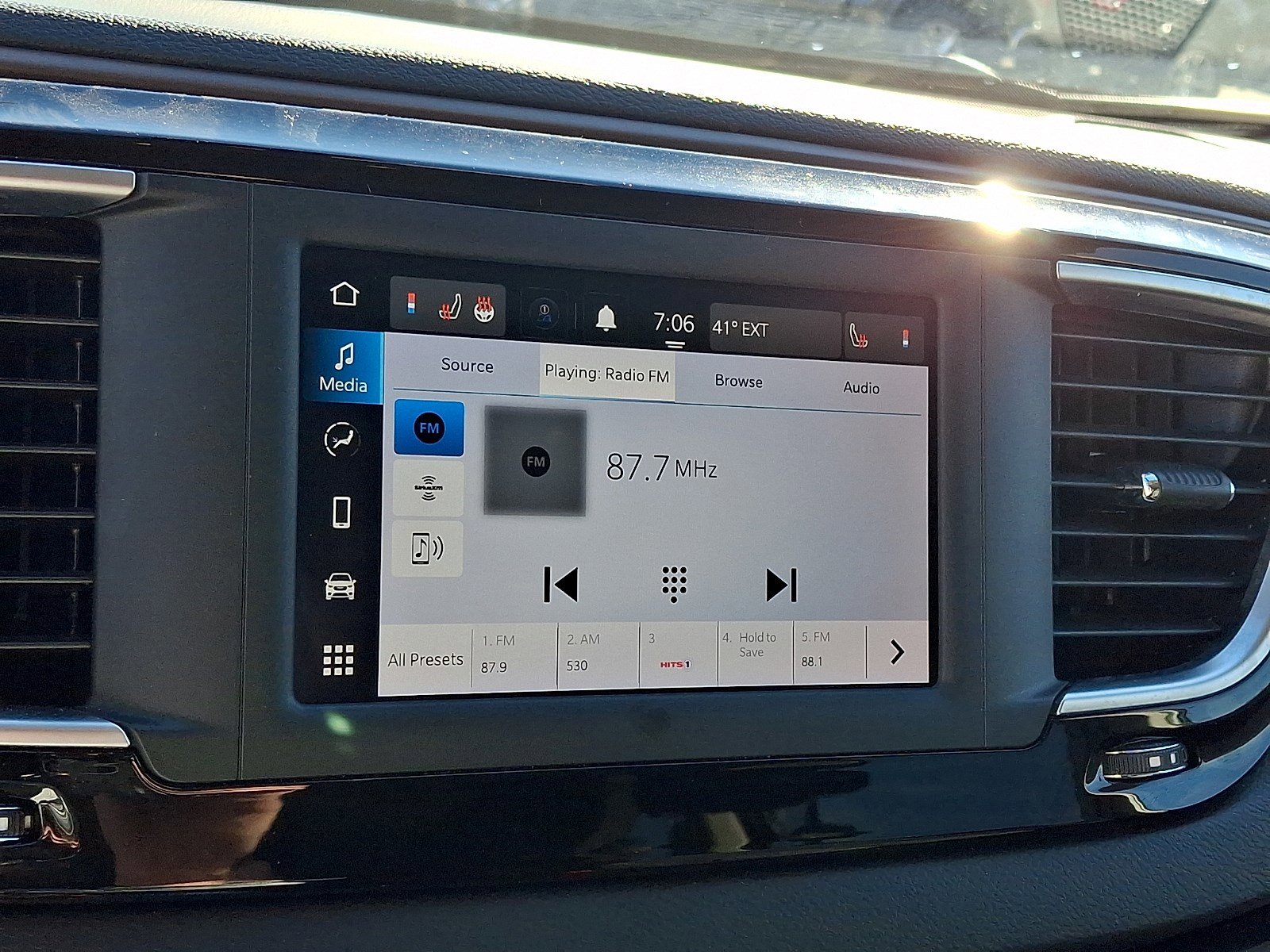 Used 2022 Chrysler Voyager LX image 15