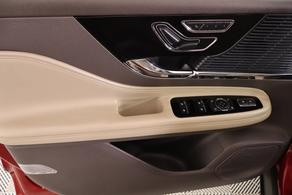 Used 2021 Lincoln Corsair AWD w/ Premium Package image 17