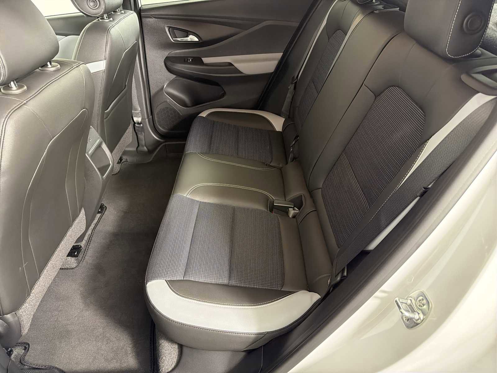 Used 2025 Buick Envista Preferred image 18