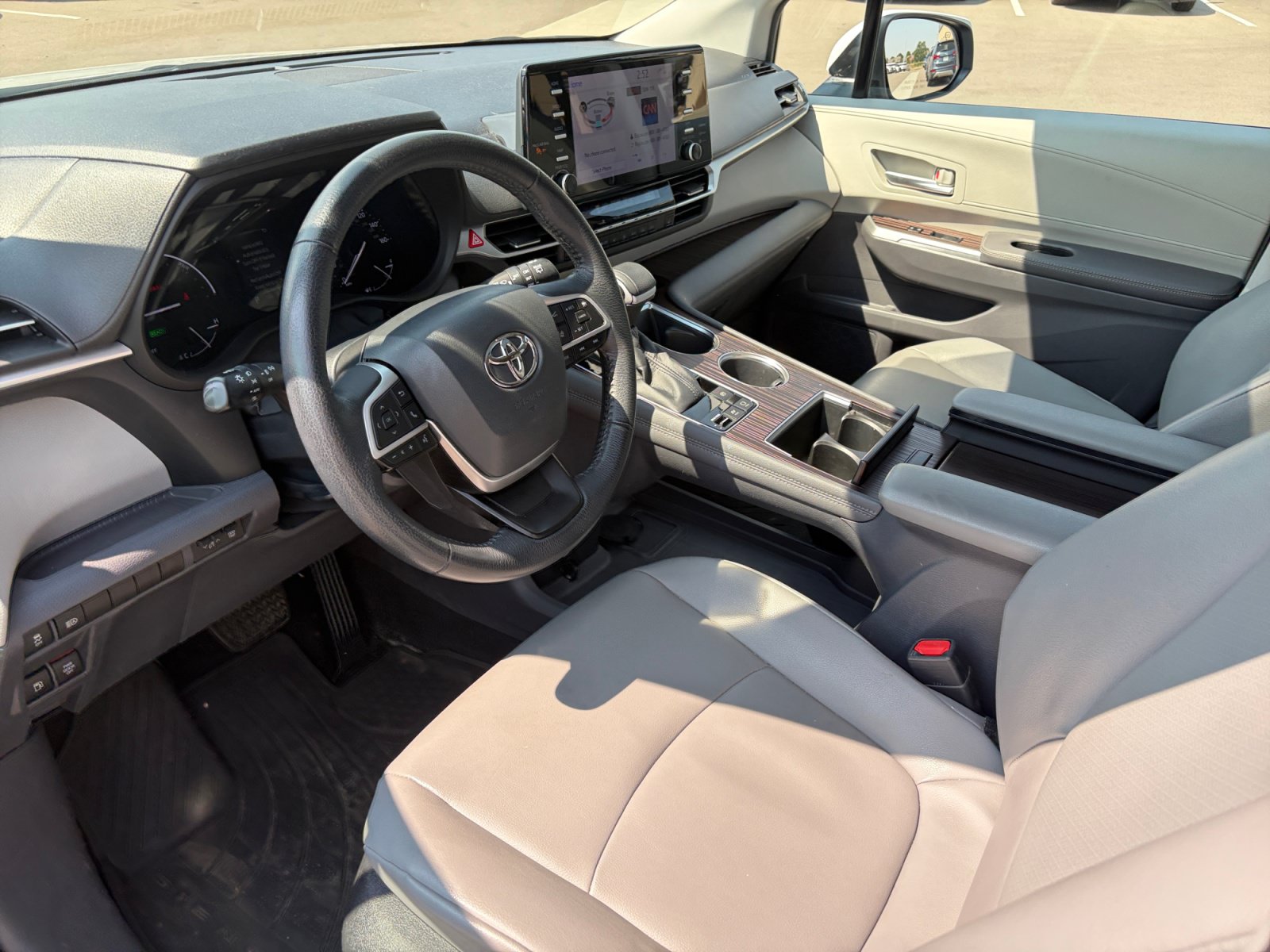 Used 2022 Toyota Sienna XLE FWD image 14