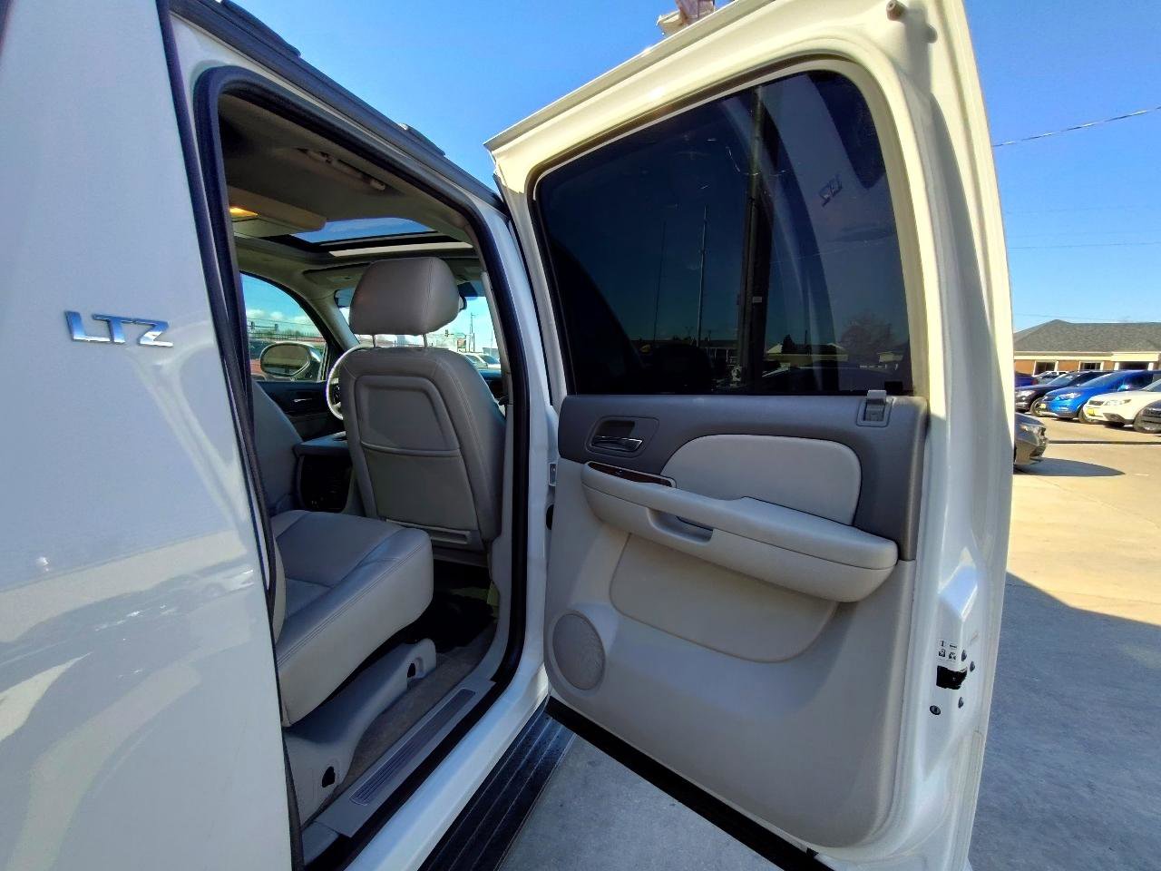Used 2011 Chevrolet Avalanche LTZ image 36