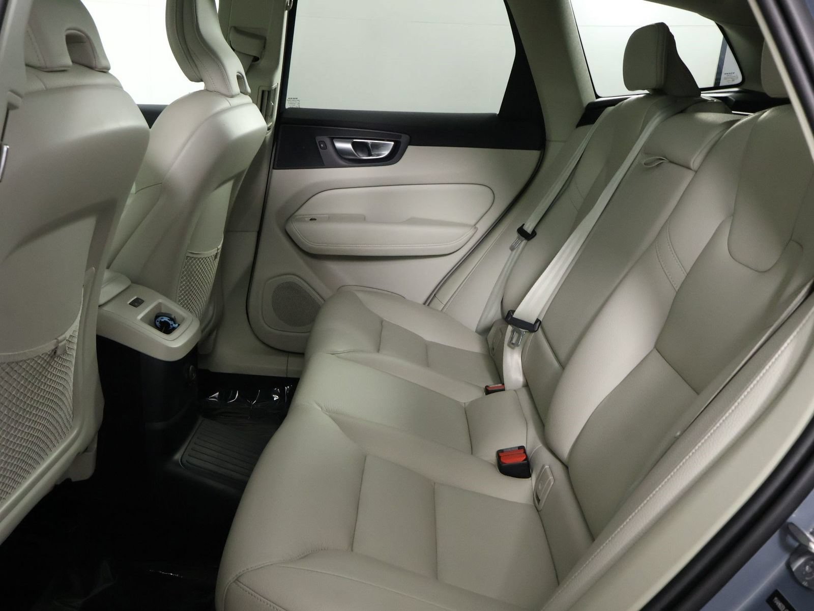 Certified 2024 Volvo XC60 T8 Plus w/ Climate Package AWD/4WD image 32
