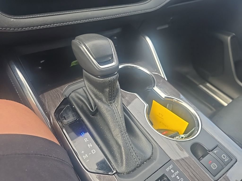 Used 2022 Toyota Highlander Limited image 17