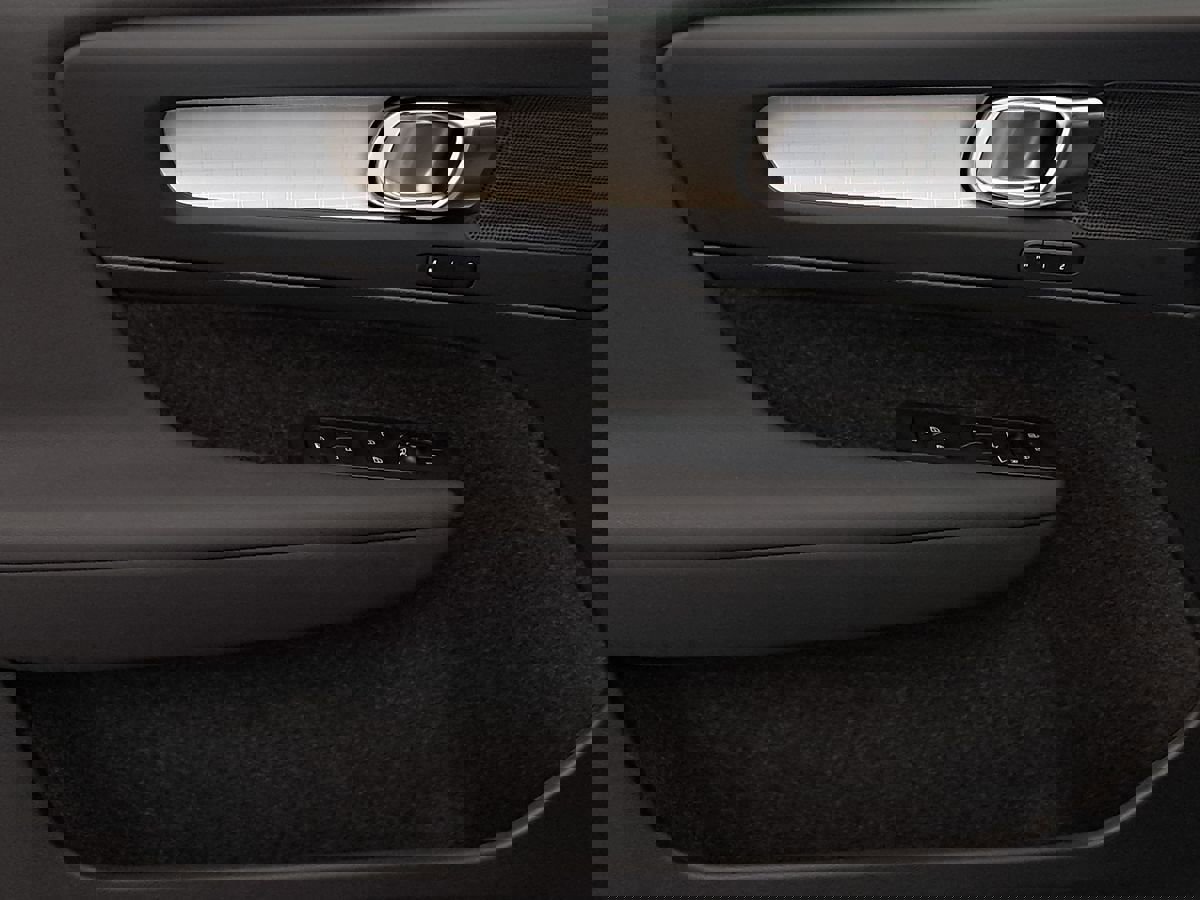 Used 2024 Volvo XC40 B5 Core image 13